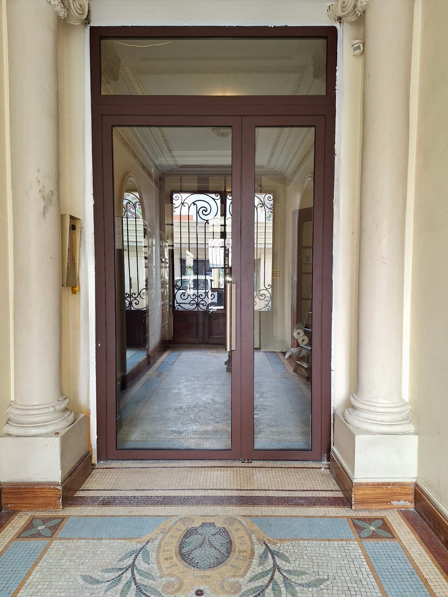 PARIS-19-PORTE-HALL