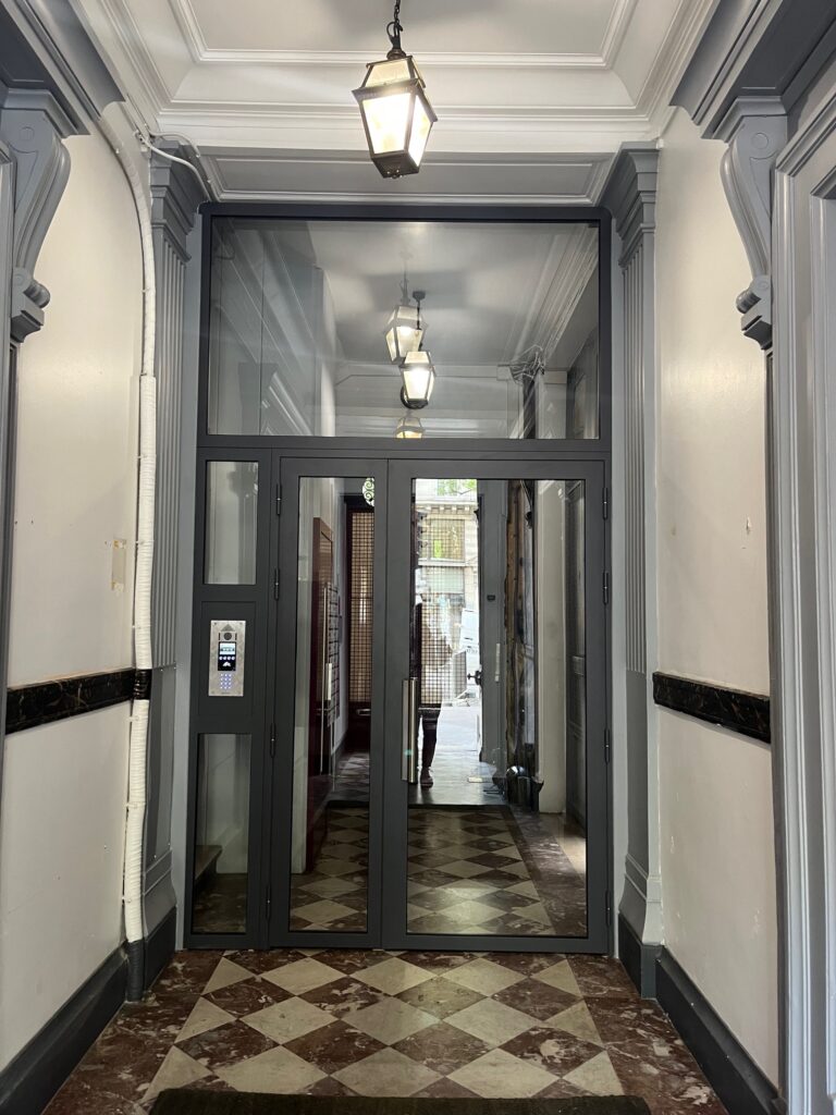 porte de hall sebastopol extérieur