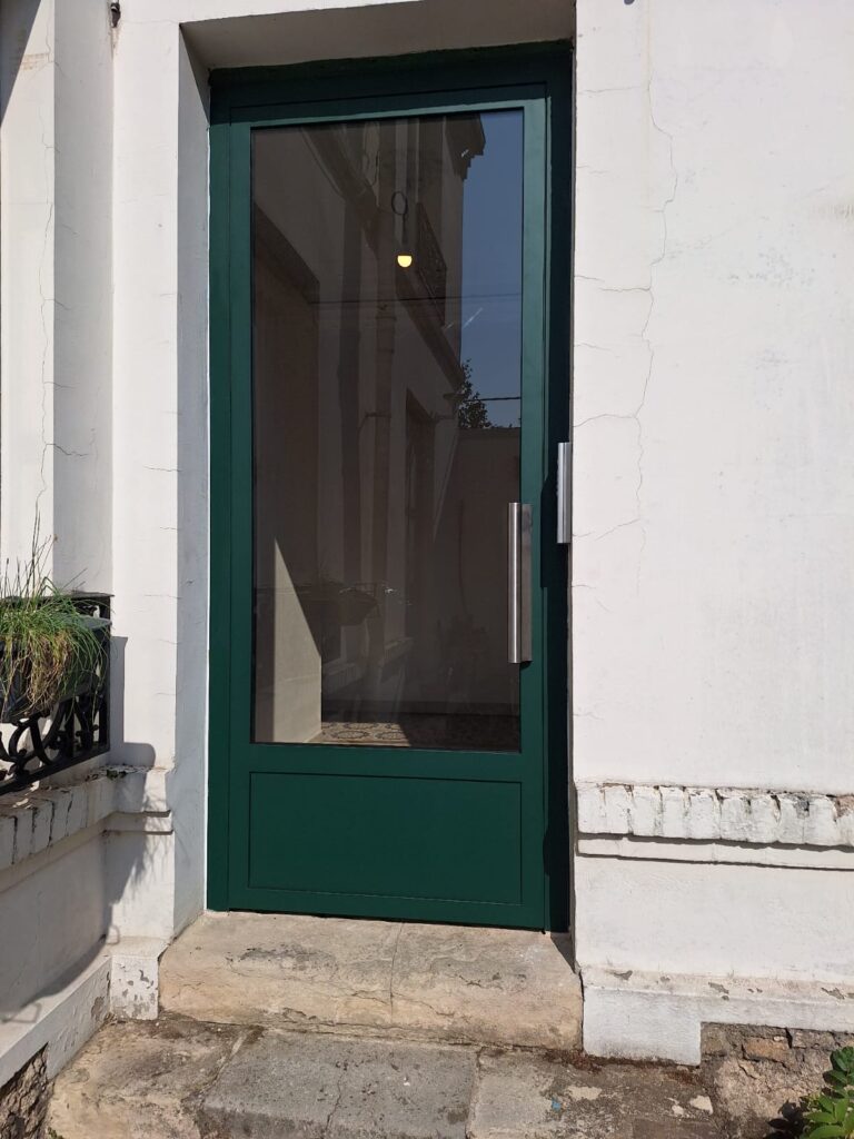 porte de hall après extérieur chapelle paris 19