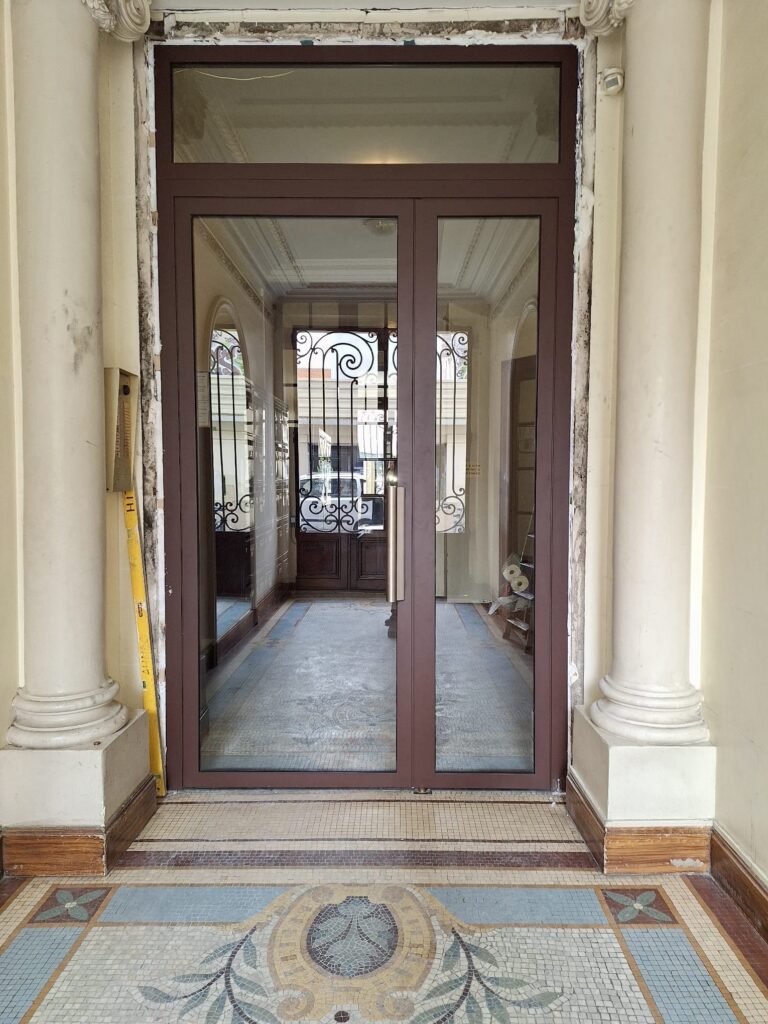 porte de hall après extérieur paris 19