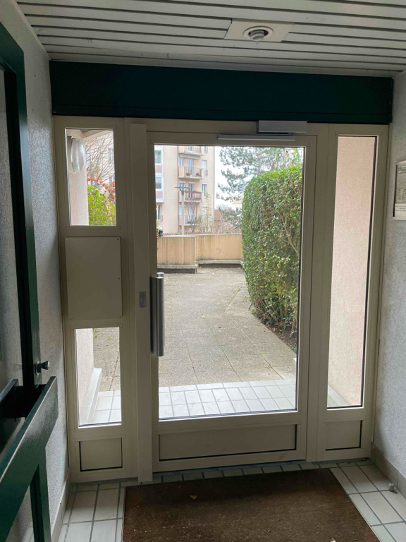 porte de hall d'immeuble après intérieur thiais