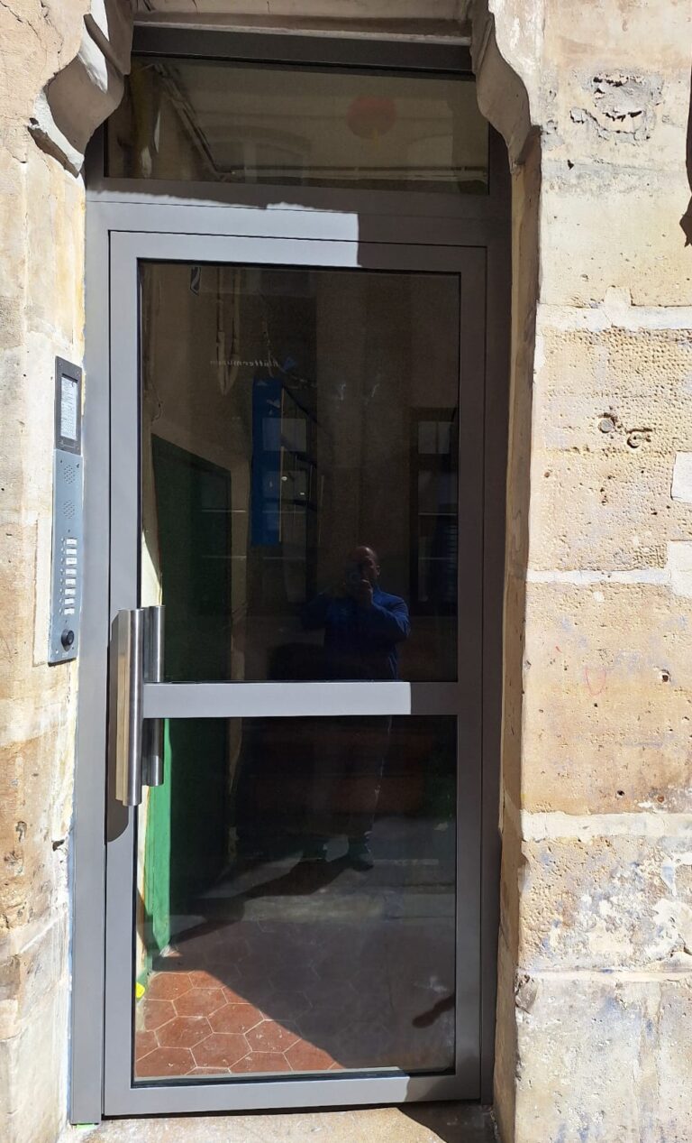porte de hall extérieur après paris 3