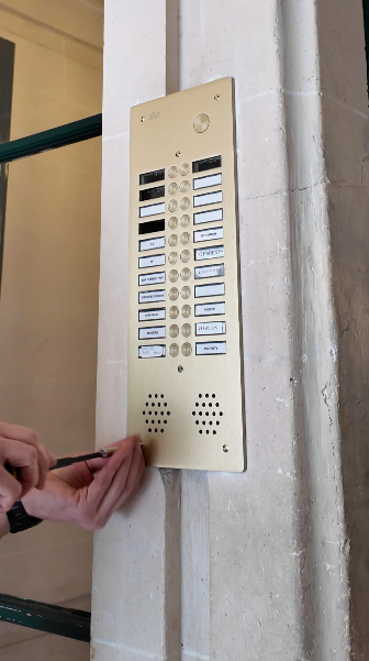 Interphone Urmet 2Voice à défilement à Paris 17 — avant