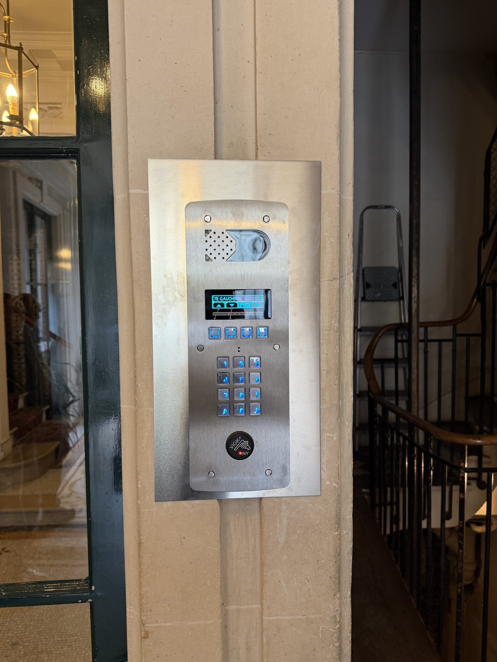 Interphone Urmet 2Voice à défilement à Paris 17 — après
