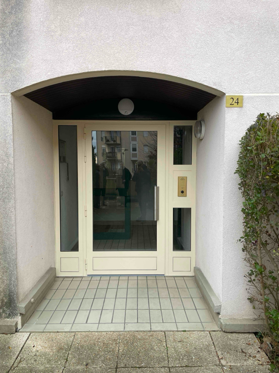 porte de hall d'immeuble après extérieur thiais